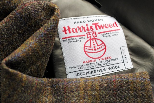 Aufnahme eines Schildchens mit der Aufschrift Harris Tweed.