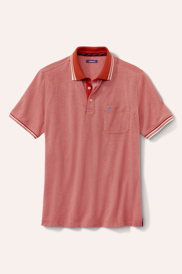 Das Bild zeigt ein rotes, kurzärmliges Poloshirt mit Brusttasche und einem orange abgesetzten Kragen sowie weißen Streifen an Kragen und Ärmeln.