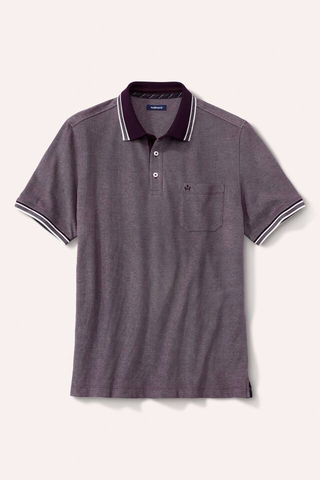 Das Bild zeigt ein kurzärmliges, violettes Poloshirt mit Brusttasche und einem dunkel abgesetzten Kragen sowie weißen Streifen an Kragen und Ärmeln.
