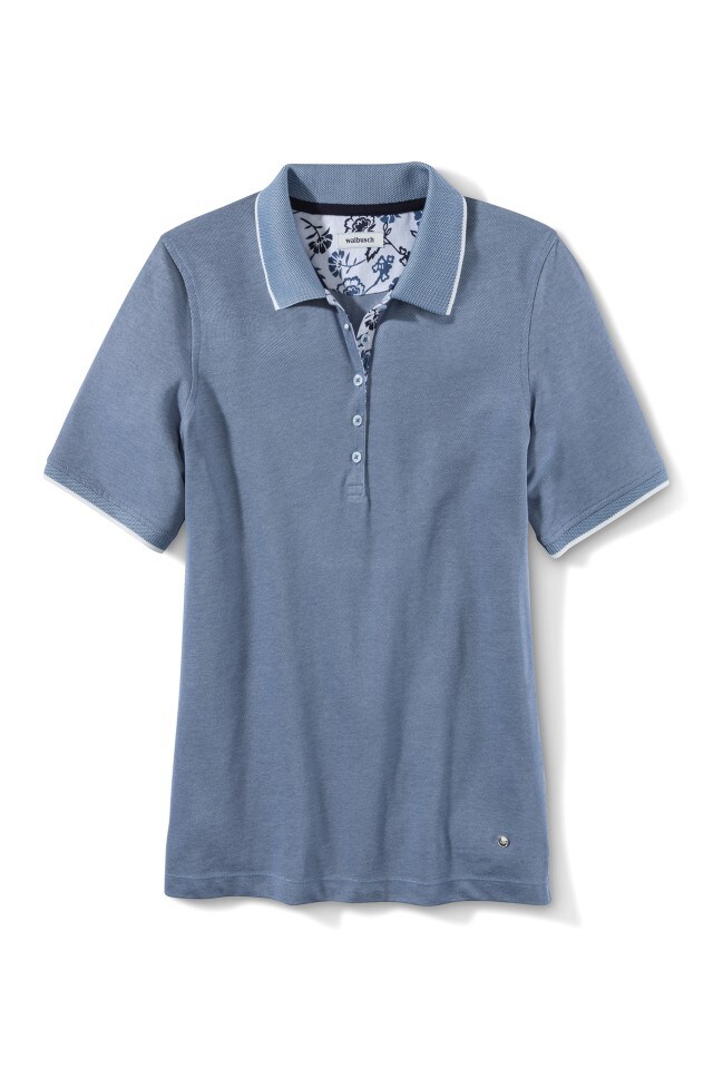 Das Bild zeigt ein kurzärmliges, hellblaues Polohemd mit Knopfleiste und floralen Details am inneren Kragen.