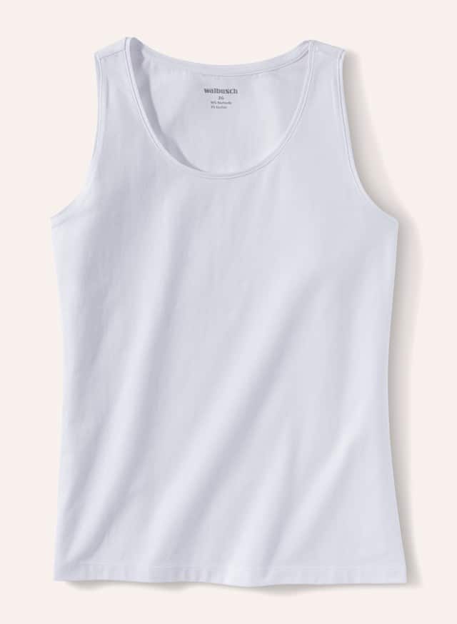 Ein schlichtes weißes Damen-Unterhemd liegt flach ausgebreitet vor hellem Hintergrund.