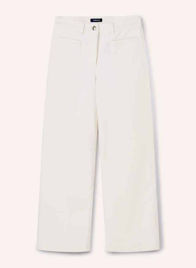 Eine weiße, gerade geschnittene Damenhose mit Knopf- und Reißverschluss