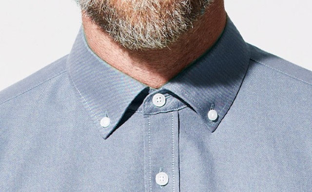 Nahaufnahme von einem Mann mit einem Buttondown-Kragen.