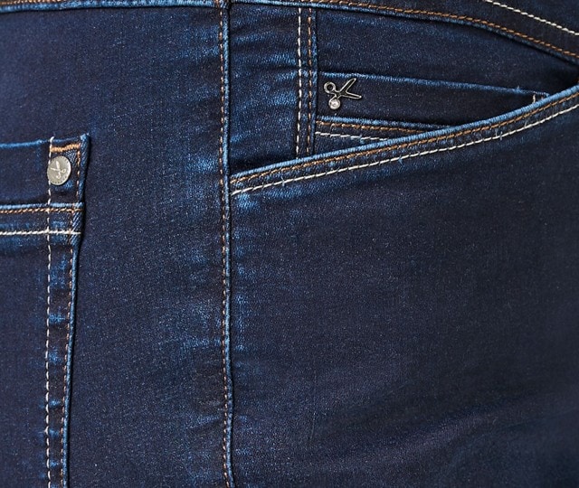 Nahaufnahme einer Five Pocket Jeans.