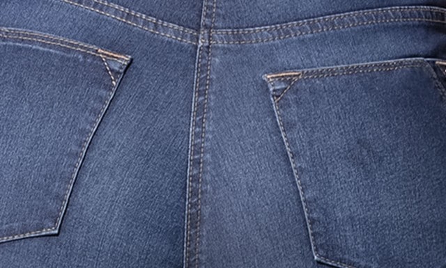 Nahaufnahme einer Yoga Jeans.