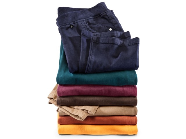 Ein Stapel gefalteter Hosen in verschiedenen Farben