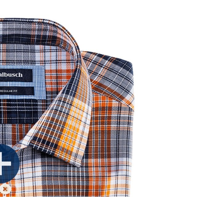 Nahaufnahme eines karierten Hemds in Orange, Blau und Weiß mit Etikett im Kragen.