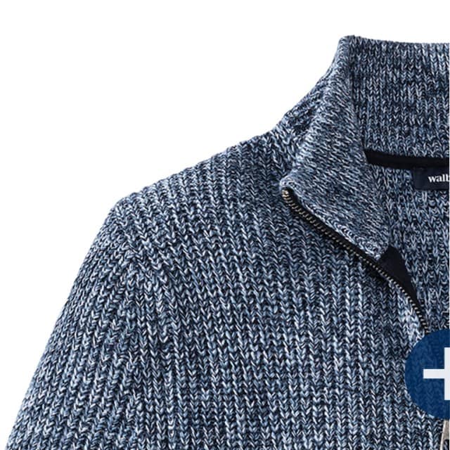Detailaufnahme eines blau melierten Strickpullovers mit Kragen und Reißverschluss.