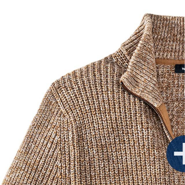 Detailaufnahme eines braun melierten Strickpullovers mit Kragen und Reißverschluss.