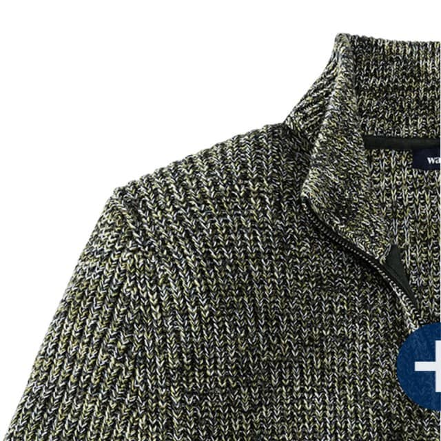Detailaufnahme eines grün melierten Strickpullovers mit Kragen und Reißverschluss.