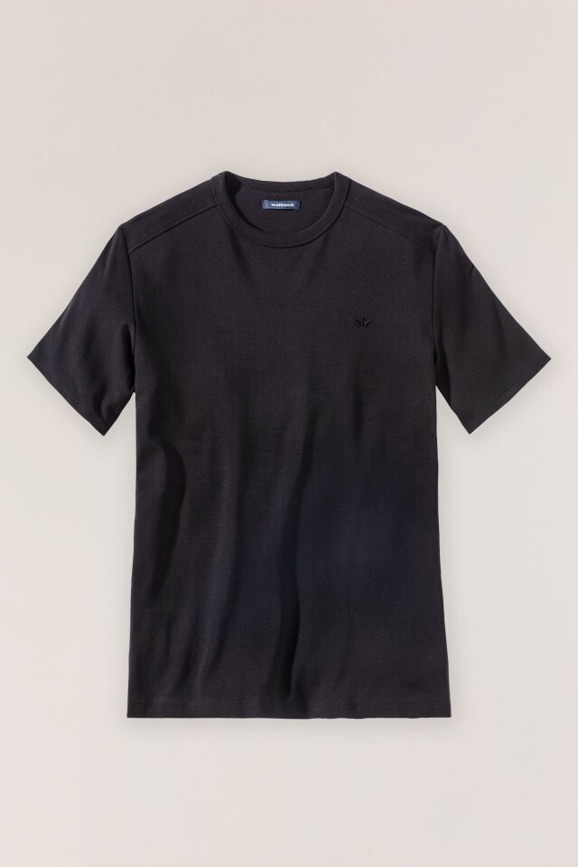 Ein schlichtes, schwarzes T-Shirt mit Rundhalsausschnitt liegt vor einem neutralen Hintergrund.