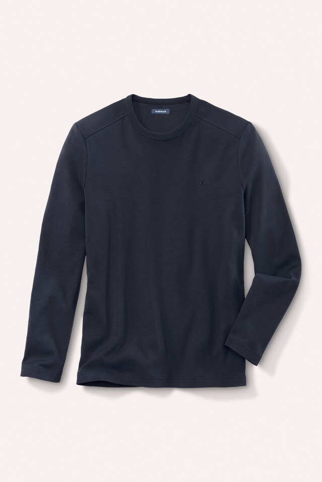 Ein schlichtes, dunkelblaues Langarmshirt mit Rundhalsausschnitt liegt vor einem hellen, neutralen Hintergrund.