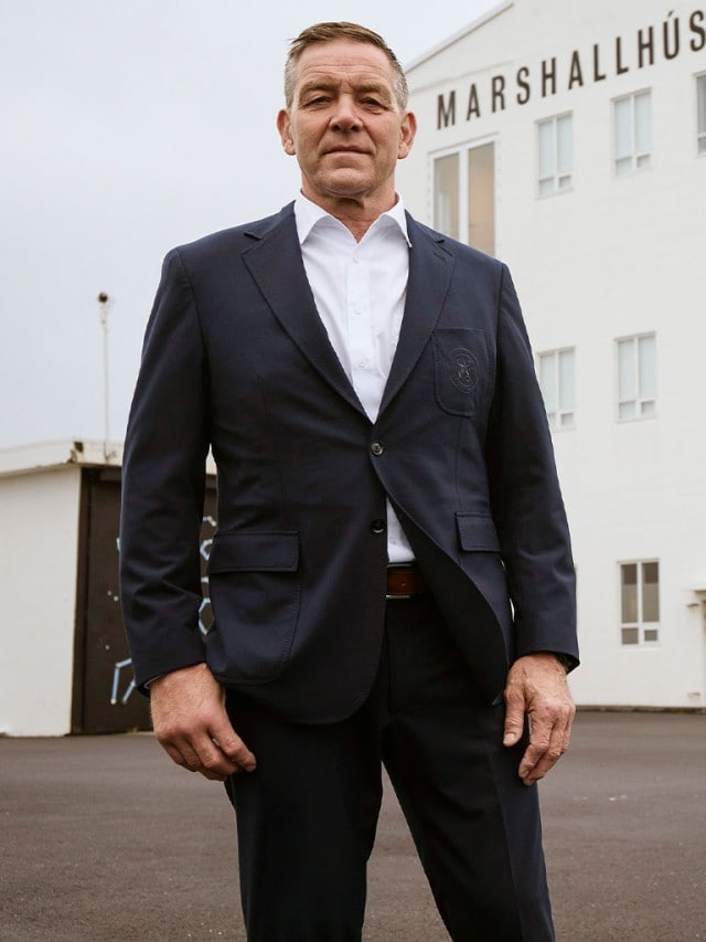 Alfred Gislason im Outfit Extraglatt Reise-Sakko.