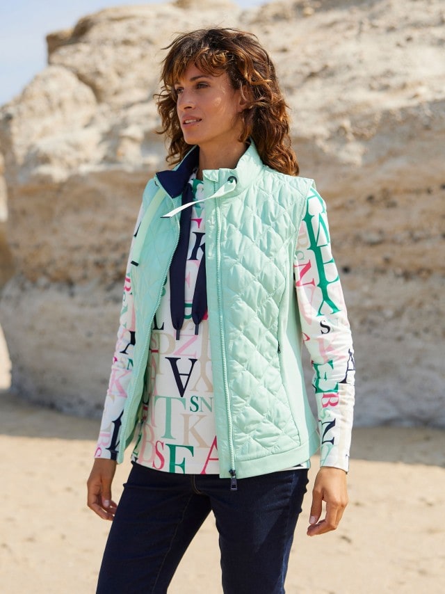 Outfit Leichtweste Materialmix