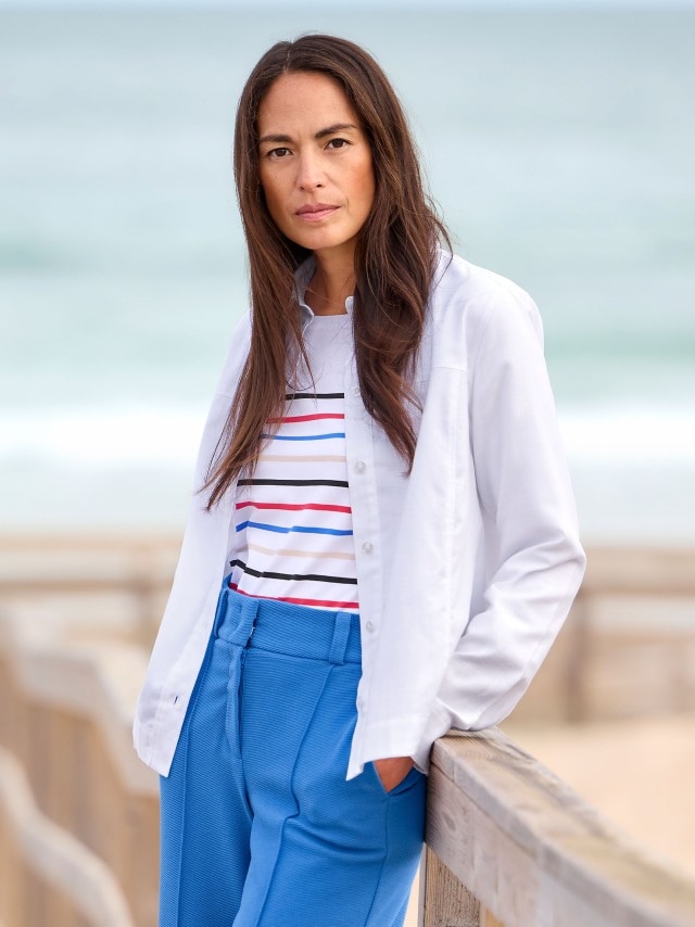 Frau am Steg in weißer Boxy Bluse und Atlantikblauer Culotte