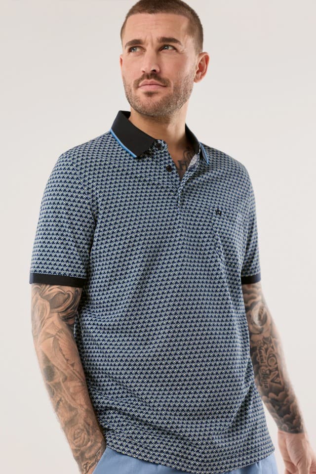 Ein Mann trägt ein Extraglatt-Polo Bicolor in Druck Minimal.