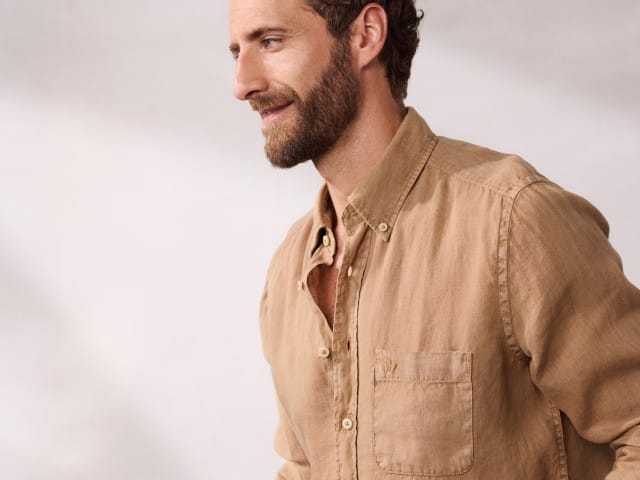 Ein Mann trägt das Pure Leinen Hemd Überfärber in der Farbe Latte. Ein Mann trägt das Pure Leinen Hemd Überfärber in der Farbe Latte.