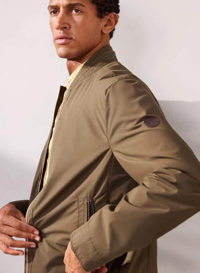 Ein Mann trägt einen Baumwoll Leichtblouson in Oliv.
Ein Mann trägt einen Baumwoll Leichtblouson in Oliv.