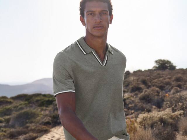 Ein Mann trägt ein sommerliches Poloshirt.