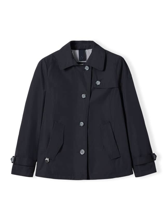 Eine dunkelblaue Jacke mit Knopfleiste, Kragen und zwei Fronttaschen liegt flach ausgebreitet vor weißem Hintergrund.