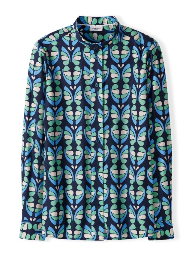 Eine langärmlige Bluse mit blau‑grünem, grafischem Blattmuster liegt flach vor weißem Hintergrund.
