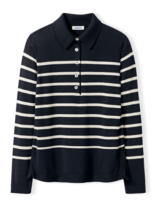 Ein dunkelblauer Pullover mit weißen Querstreifen und Knopfleiste liegt flach vor weißem Hintergrund.