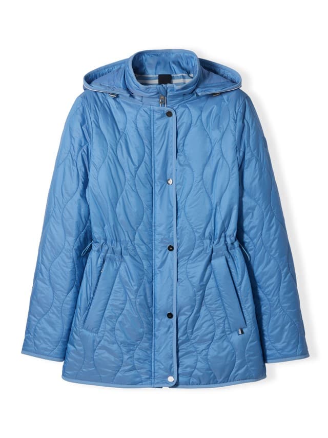 Eine hellblaue, gesteppte Jacke mit Kapuze und Reißverschluss‑Knopfleiste liegt flach vor weißem Hintergrund.