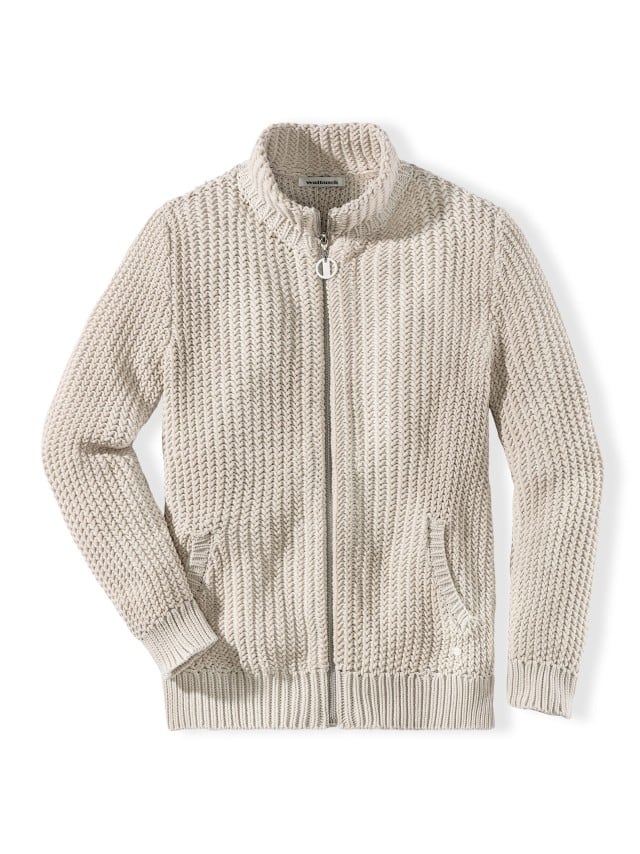 Eine beige Strickjacke mit Reißverschluss und Rippenbündchen liegt flach vor weißem Hintergrund.