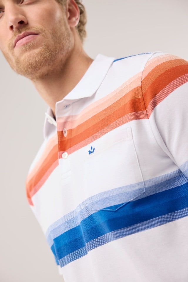 Ein Mann mit trägt ein Pique-Polo Hitzefrei in Weiß mit Streifen.