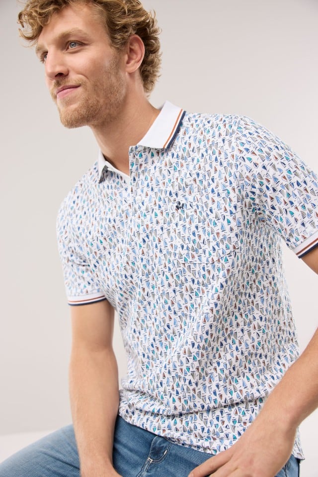 Ein Mann trägt ein Pique-Polo Hitzefrei mit Druck Boote dazu eine Jeans.
