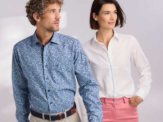 Zwei Personen tragen gemusterte Hemden – eine im karierter Stil, die andere mit floralem Muster. Beide Outfits wirken lässig, farbenfroh und modern kombiniert.