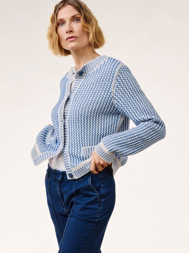 Frau in Natur/Jeansblauer Strickjacke und Dark Blue Jeans