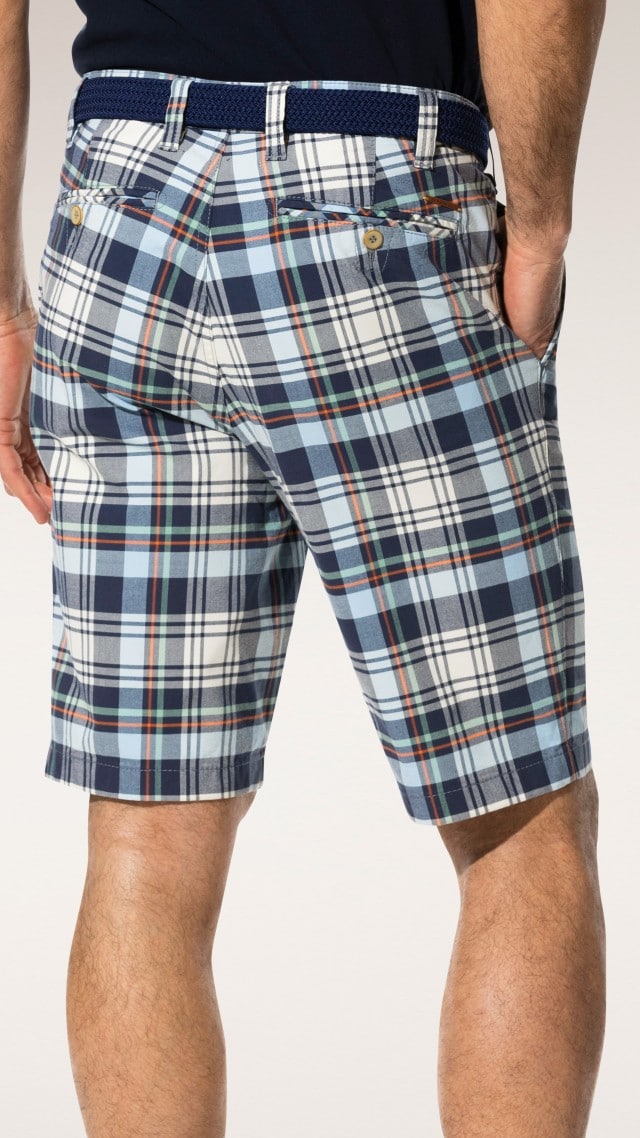 Ein Mann trägt sommerliche, blau-karierte Shorts mit dunklem Gürtel. Die Shorts haben zwei geknöpfte Gesäßtaschen.