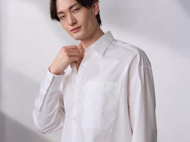 Ein Mann trägt ein weißes Hemd. Ein Mann trägt ein weißes Hemd.