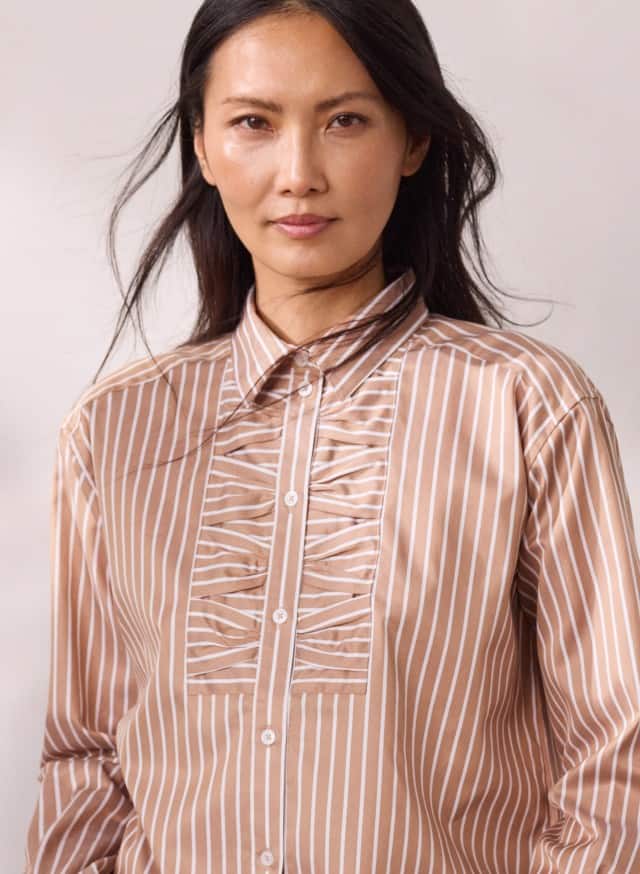 Abbildung Oberkörper Dame in Bluse