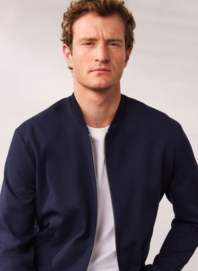 Abbildung Oberkörper Herr in Jacke