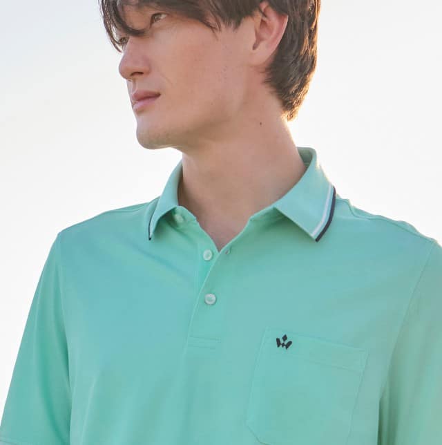 Ein Mann trägt ein Extraglatt-Polo Bicolor in Uni Mint.