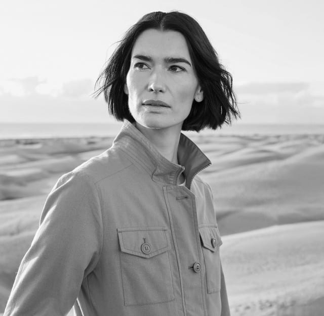 Eine Frau steht in der Wüste und trägt ein Cotton Fieldjacket.