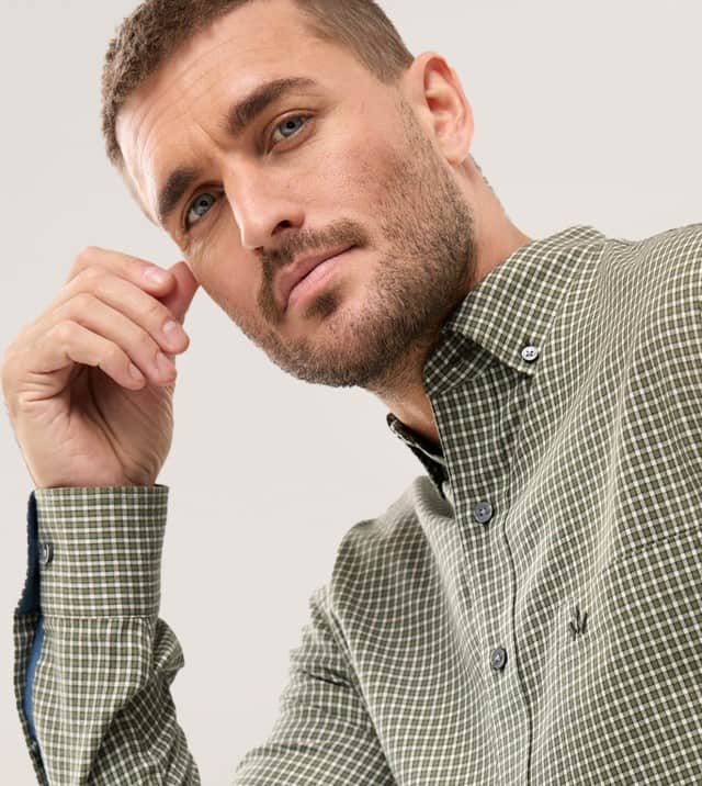 Ein Mann trägt ein Cashmere-Mix-Hemd in Vichy Schilf.