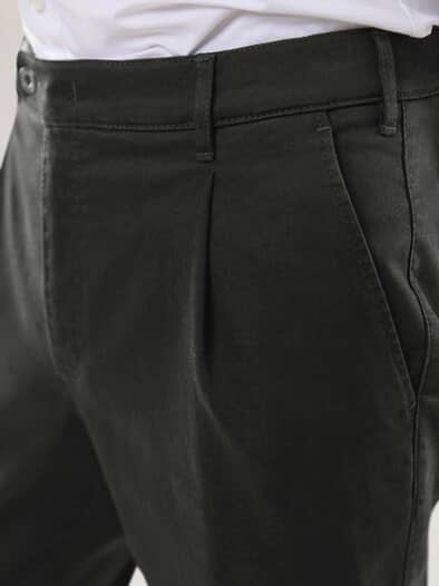 Extraglatt Flex-Bundfaltenjeans Permablack