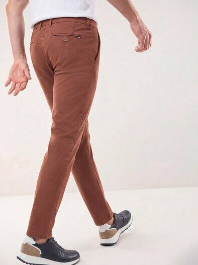 Elastische Chino aus Baumwolle Rotbraun