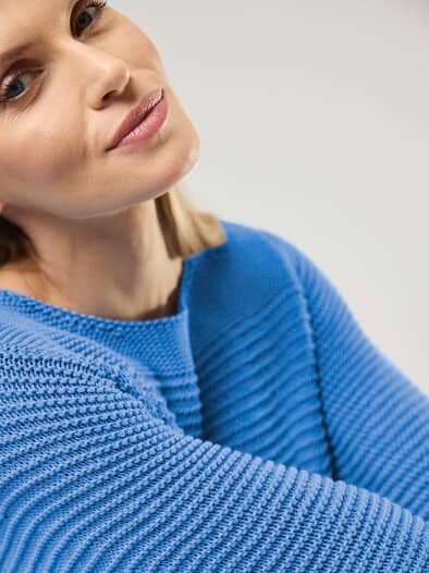 Pullover aus Bändchengarn Meerblau