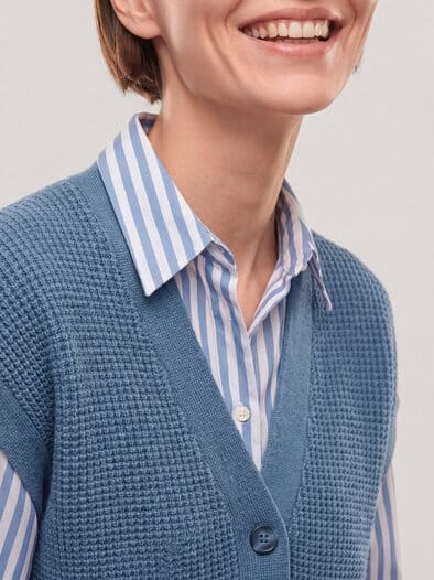 Strukturierte Strickweste mit aufgesetzten Taschen Smokey Blue