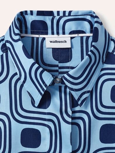 Baumwollbluse mit langer Manschette Grafik Skyblue