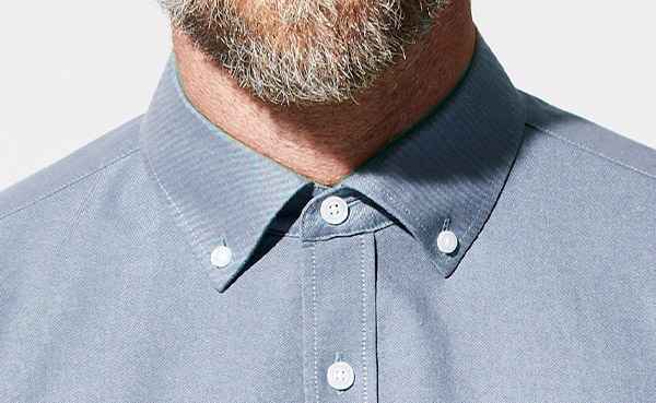 Nahaufnahme von einem Mann mit einem Buttondown-Kragen.