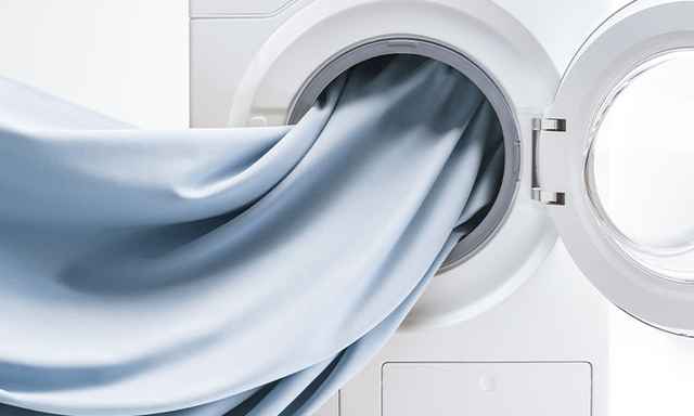 Waschmaschine mit frisch gewaschenen Stoffen.