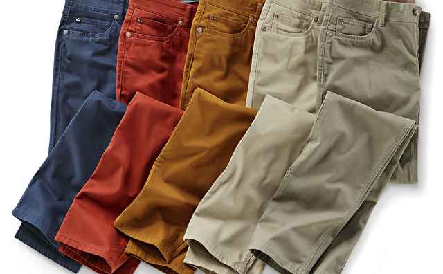5 Walbusch Hosen in verschiedenen Farben liegen nebeneinander.