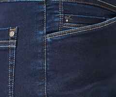 Nahaufnahme einer dunkelblauen Jeans mit Kontrastnähten und einer kleinen Vordertasche.