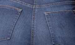 Nahaufnahme der Rückseite einer blauen Jeans mit zwei Gesäßtaschen.