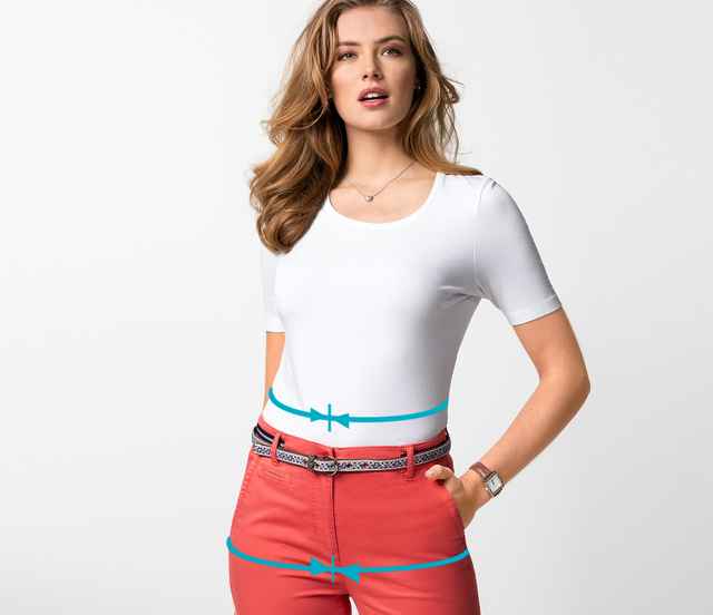 Frau in weißem Shirt und roter Hose. Pfeile markieren Taillen- und Hüftumfang.